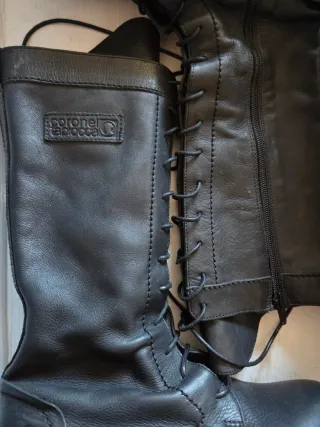 Botas militares negras con cordones