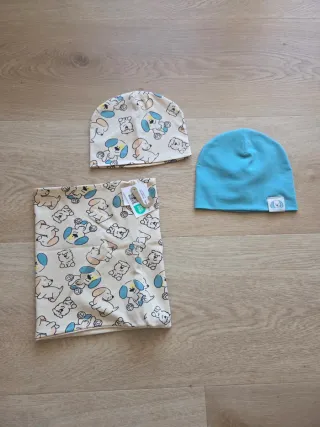 Set 2 cappellini + 1 scaldacollo neonato, nuovo