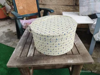 Porta cappelli floreale beige e blu