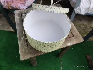 Porta cappelli floreale beige e blu