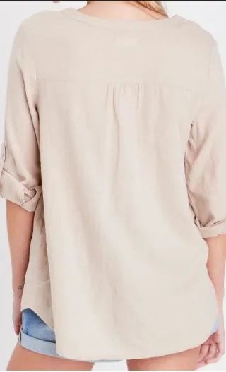 Blusa beige con bolsillo