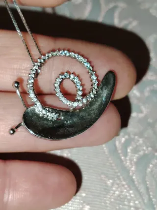 Collana scintillante con ciondolo a lumaca