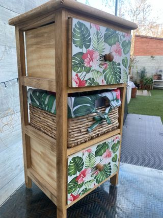 Tavolino con cassetti in legno e vimini