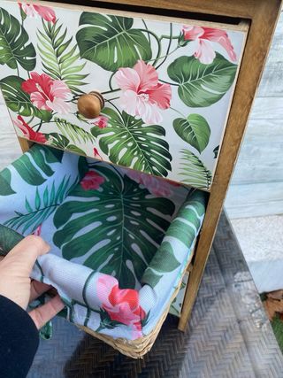 Tavolino con cassetti in legno e vimini