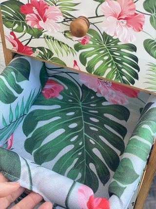 Tavolino con cassetti in legno e vimini