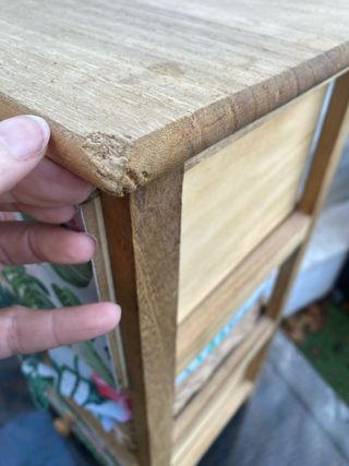 Tavolino con cassetti in legno e vimini