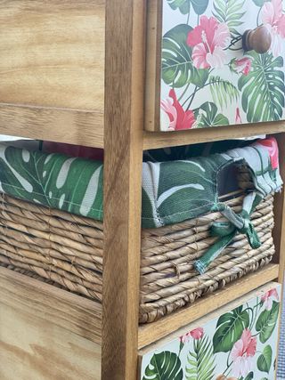 Tavolino con cassetti in legno e vimini