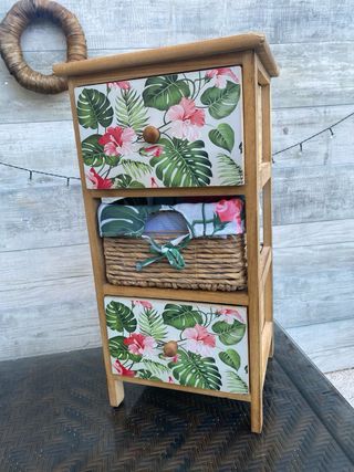 Tavolino con cassetti in legno e vimini