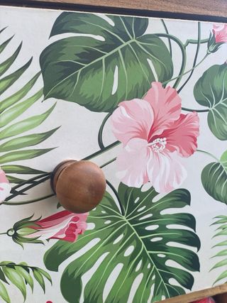 Tavolino con cassetti in legno e vimini