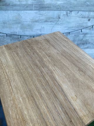 Tavolino con cassetti in legno e vimini