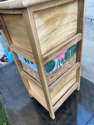 Tavolino con cassetti in legno e vimini