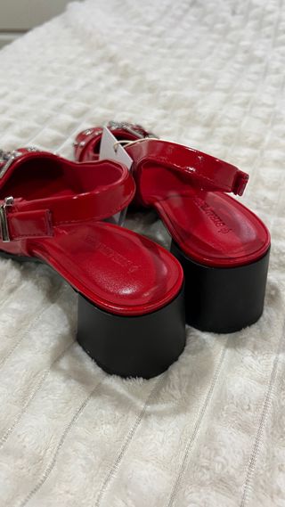 Zapatos de tacón rojos Stradivarius