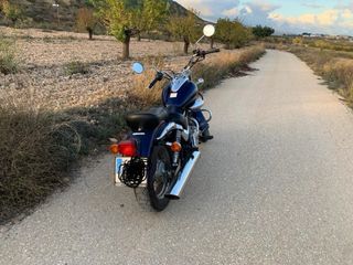 Suzuki Intruder LC 125 del año 2005 con 25.000 km