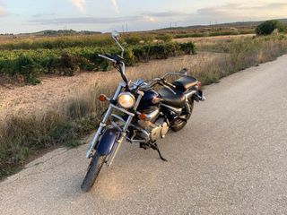Suzuki Intruder LC 125 del año 2005 con 25.000 km