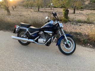 Suzuki Intruder LC 125 del año 2005 con 25.000 km