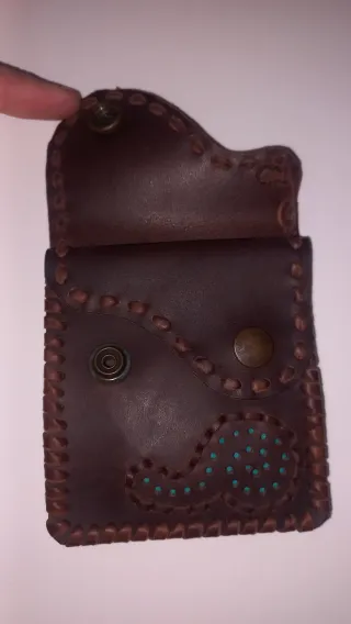 Monedero de cuero hecho a mano