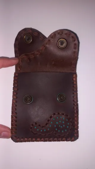 Monedero de cuero hecho a mano