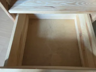 Mesita de noche de madera Ikea