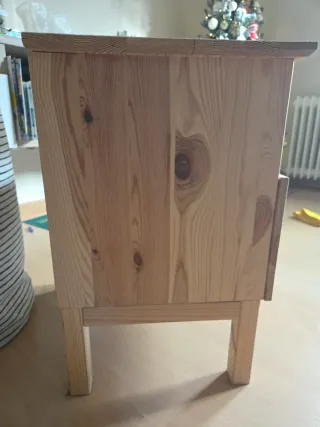 Mesita de noche de madera Ikea