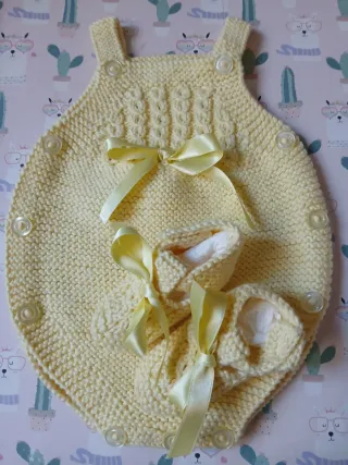 Ranita, patucos y babero hecho a mano