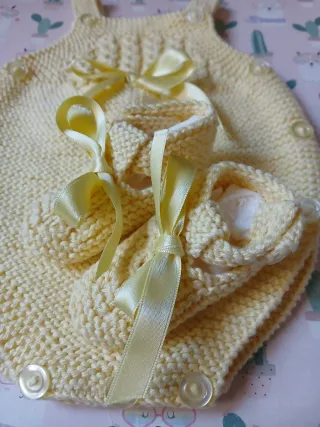 Ranita, patucos y babero hecho a mano