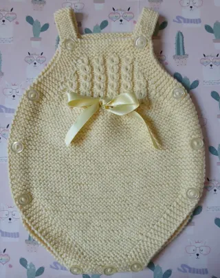 Ranita, patucos y babero hecho a mano