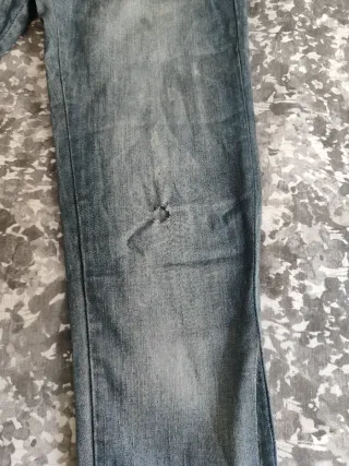 Pantalón vaquero con detalles brillantes