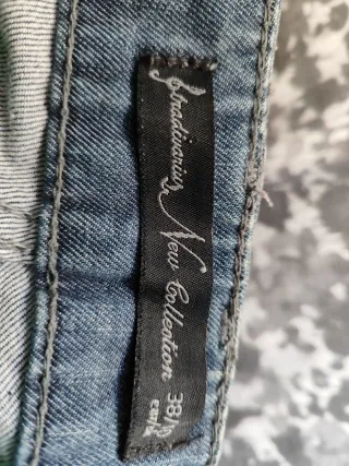 Pantalón vaquero con detalles brillantes