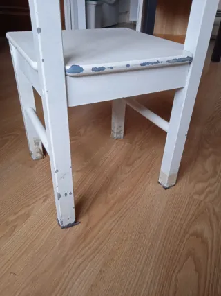 Silla infantil de madera blanca