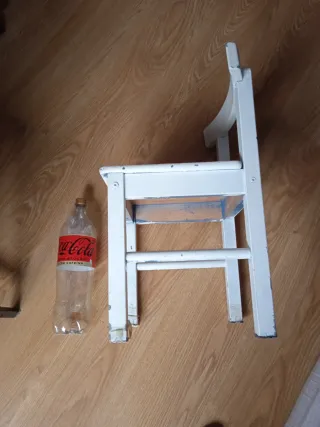 Silla infantil de madera blanca