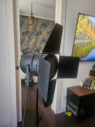 Lámpara de pie trípode metal negra