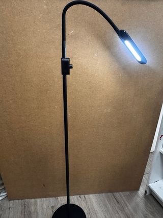 Lámpara de pie moderna negra