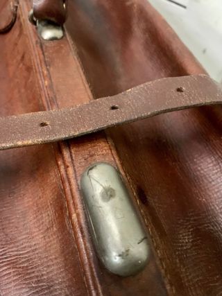Maleta de viaje antigua de mano. Cuero