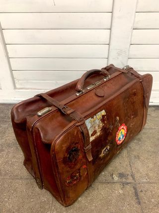 Maleta de viaje antigua de mano. Cuero