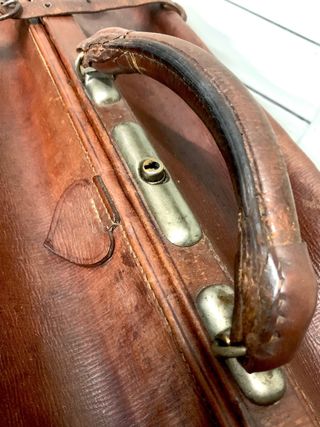 Maleta de viaje antigua de mano. Cuero