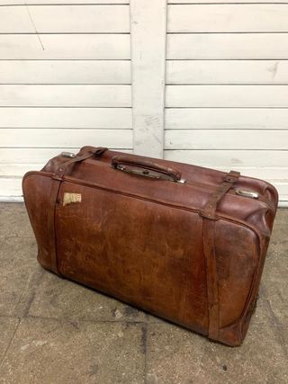 Maleta de viaje antigua de mano. Cuero