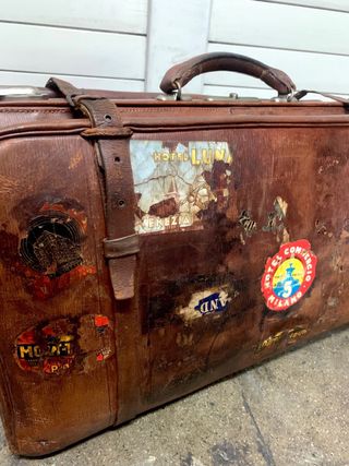 Maleta de viaje antigua de mano. Cuero