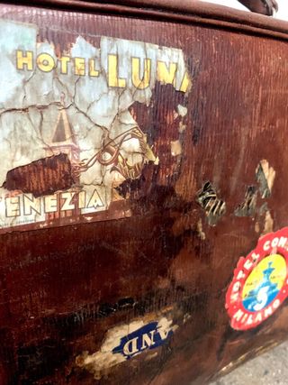 Maleta de viaje antigua de mano. Cuero