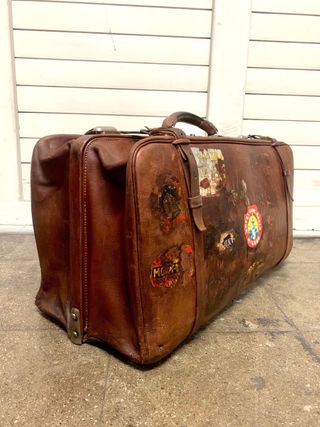 Maleta de viaje antigua de mano. Cuero