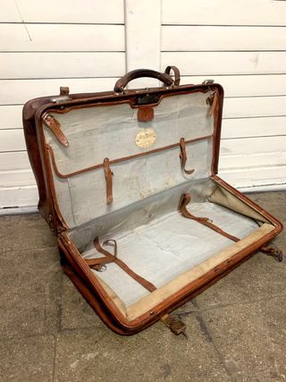 Maleta de viaje antigua de mano. Cuero