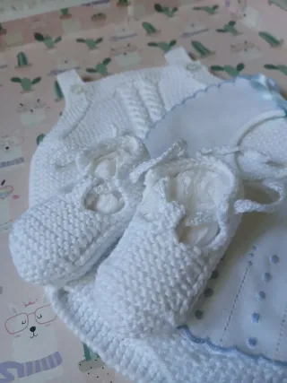 Ranita, patucos y babero hecho a mano primer mes