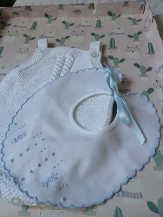 Ranita, patucos y babero hecho a mano primer mes