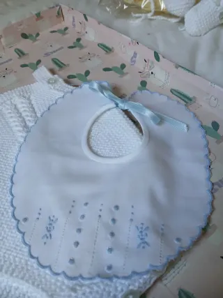 Ranita, patucos y babero hecho a mano primer mes