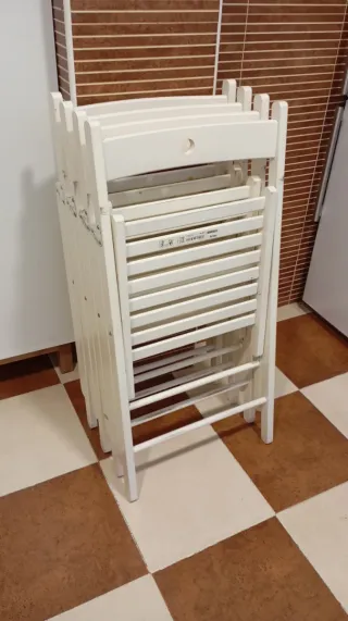 Conjunto mesa y cuatro sillas