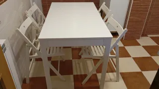 Conjunto mesa y cuatro sillas