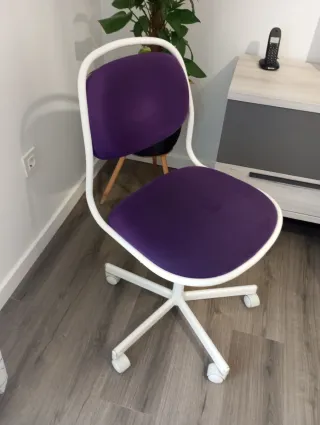 Silla de escritorio morada y blanca