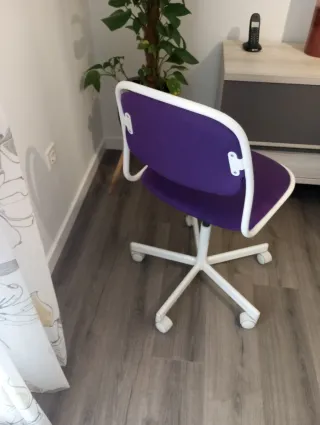 Silla de escritorio morada y blanca