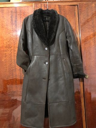 Abrigo piel vuelta marrón talla S entallado