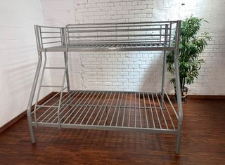 Litera metálica gris con escalera