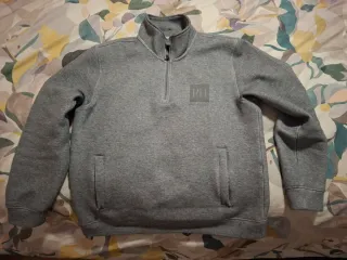 Sudadera gris con cremallera y bolsillos
